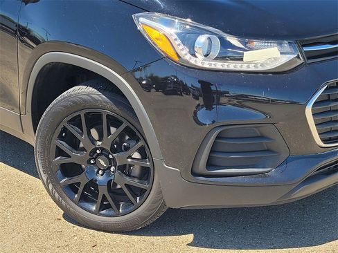Used 2022 Chevrolet Trax LT w/ Midnight Edition image 9