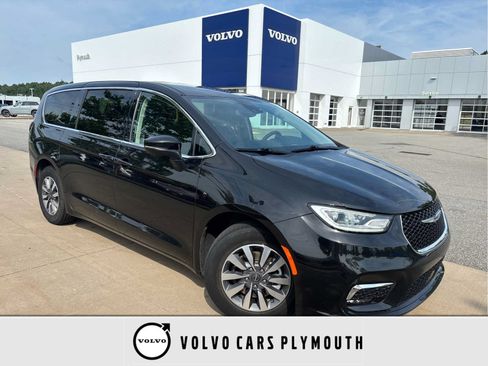 Used 2023 Chrysler Pacifica Touring-L FWD image 1