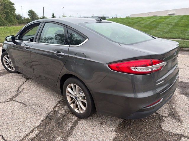Used 2020 Ford Fusion SE FWD image 3