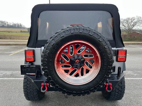 Used 2017 Jeep Wrangler Unlimited Rubicon w/ Connectivity Group image 39