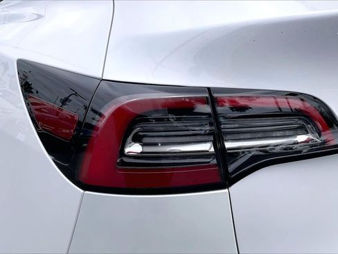 Used 2022 Tesla Model Y Long Range AWD/4WD image 29