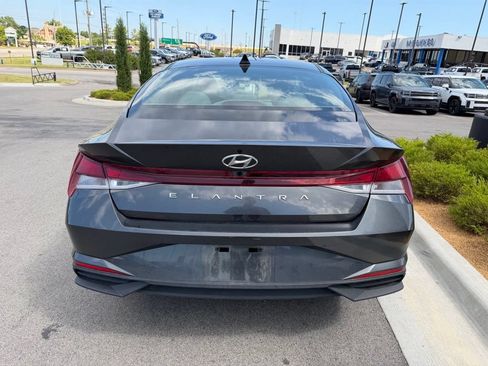 Used 2021 Hyundai Elantra SEL FWD image 4