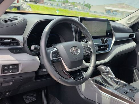 Used 2023 Toyota Highlander Platinum FWD image 11