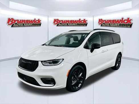 Certified 2023 Chrysler Pacifica Limited w/ S Appearance Package AWD/4WD image 3