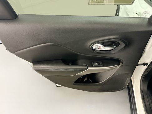 Used 2021 Jeep Cherokee Latitude AWD/4WD image 26
