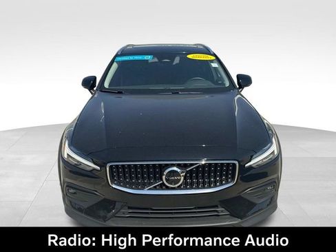 Used 2025 Volvo V60 B5 Cross Country Plus image 3