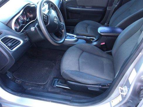 Used 2013 Dodge Avenger SE FWD image 5