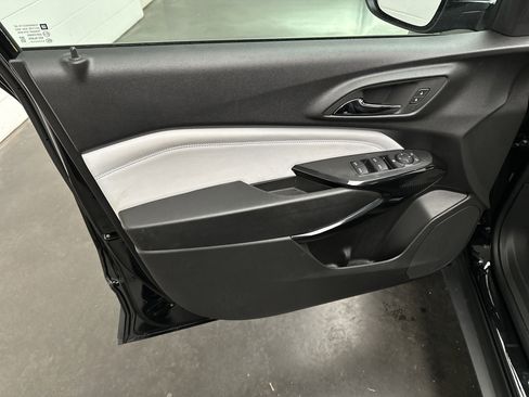 Used 2025 Chevrolet Trax LT w/ LT Convenience Package FWD image 16