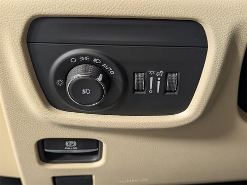 Used 2025 Jeep Grand Cherokee Limited image 13