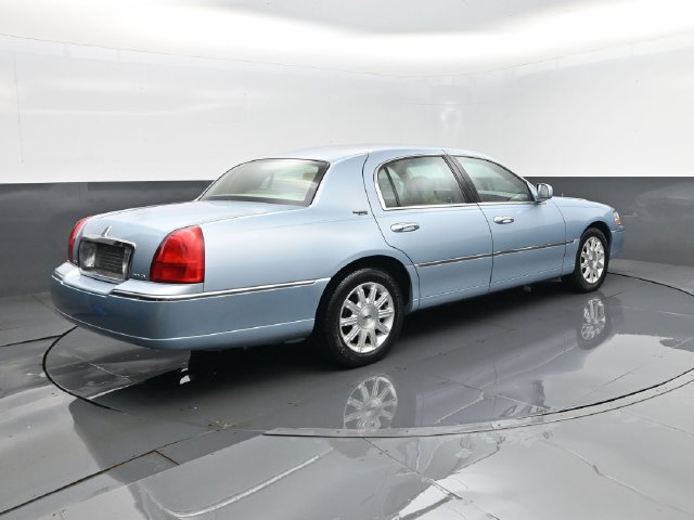 Used 2010 Lincoln Town Car Signature Limited RWD image 24