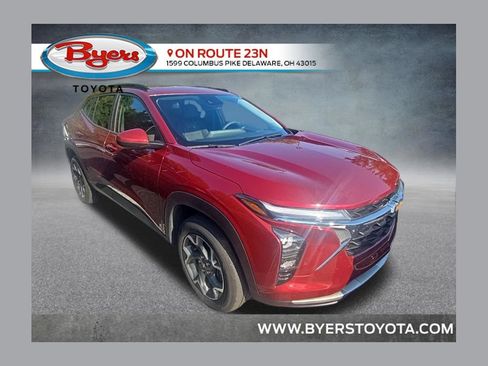 Used 2025 Chevrolet Trax LT FWD image 1