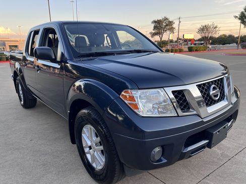 Used 2019 Nissan Frontier SV image 1
