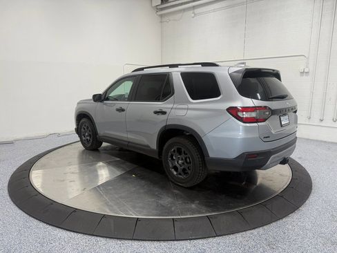 Used 2025 Honda Pilot TrailSport image 5