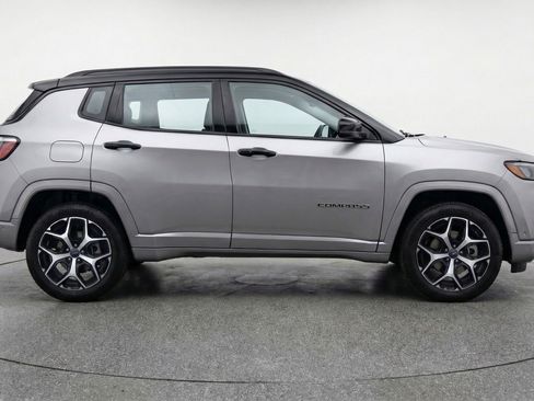 Used 2025 Jeep Compass Limited AWD/4WD image 11
