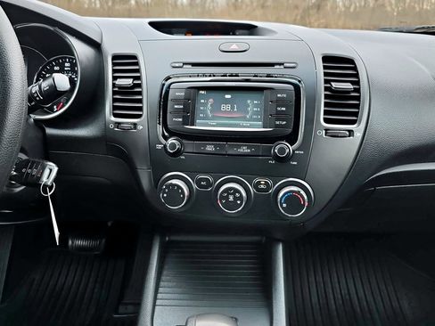 Used 2017 Kia Forte LX w/ LX Popular Package image 5