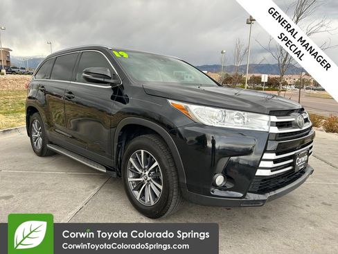 Used 2019 Toyota Highlander XLE FWD image 1