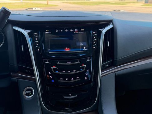 Used 2019 Cadillac Escalade ESV Luxury AWD/4WD image 48