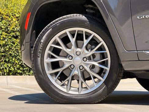 Used 2023 Jeep Grand Cherokee Summit w/ Luxury Tech Group V image 9