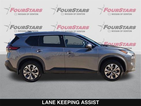 Used 2021 Nissan Rogue SV image 3