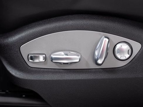 Certified 2025 Porsche Macan Turbo image 18