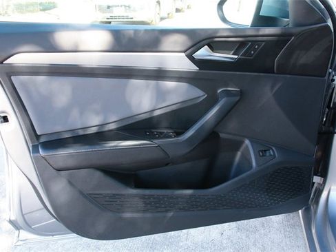 Certified 2025 Volkswagen Jetta SE image 12