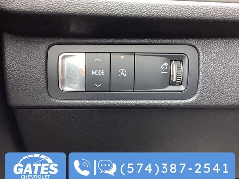 Used 2025 Chevrolet Traverse LT image 30