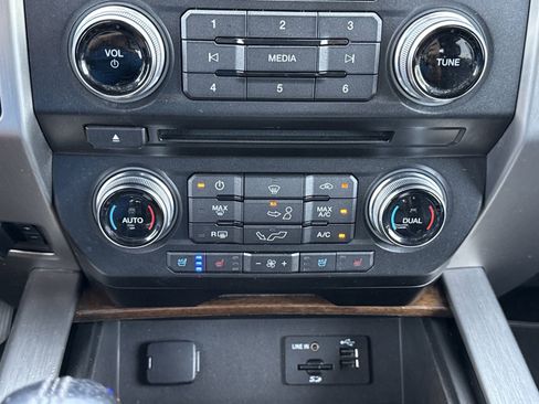 Used 2015 Ford F150 Platinum w/ Equipment Group 701A Luxury AWD/4WD image 31