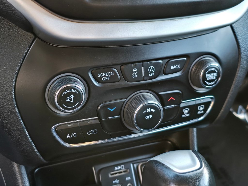 Used 2018 Jeep Cherokee Latitude Plus AWD/4WD image 9