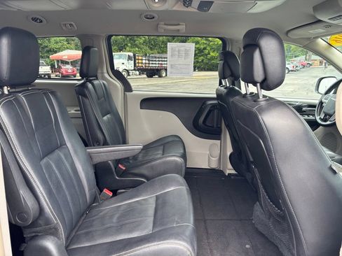 Used 2016 Chrysler Town & Country Touring FWD image 23