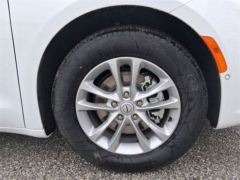 Used 2026 Chrysler Pacifica Select image 9