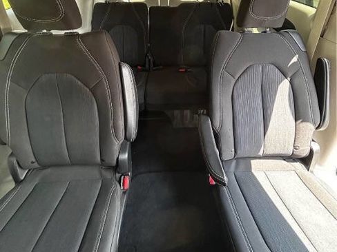 Used 2020 Chrysler Voyager LX image 12