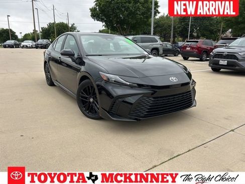 Used 2025 Toyota Camry SE FWD image 1
