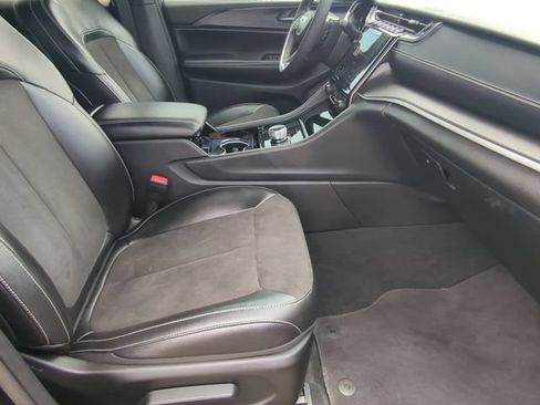 Used 2023 Jeep Grand Cherokee Altitude AWD/4WD image 25