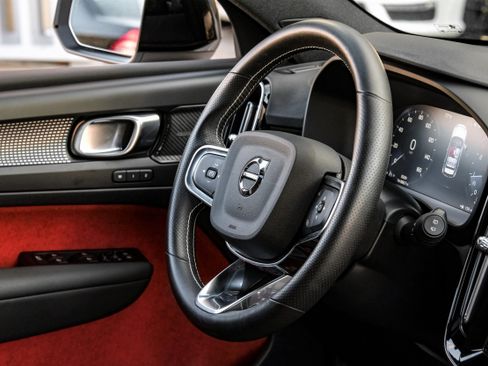 Used 2021 Volvo XC40 T4 R-Design image 13