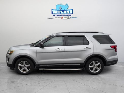 Used 2018 Ford Explorer XLT image 2
