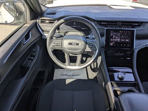 Used 2025 Jeep Grand Cherokee Laredo X image 16