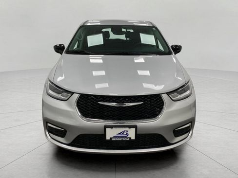 Used 2024 Chrysler Pacifica Touring-L image 11