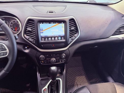 Used 2018 Jeep Cherokee Latitude Plus w/ Comfort/Convenience Group FWD image 22