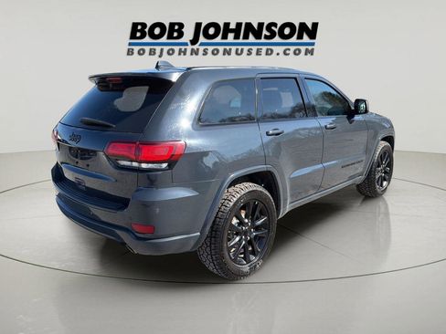 Used 2017 Jeep Grand Cherokee Altitude AWD/4WD image 3