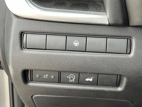 Used 2025 Nissan Rogue SV AWD/4WD image 17