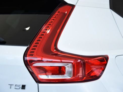 Used 2021 Volvo XC40 T5 Momentum w/ Premium Package AWD/4WD image 11