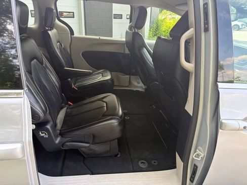 Certified 2023 Chrysler Pacifica Touring-L FWD image 8