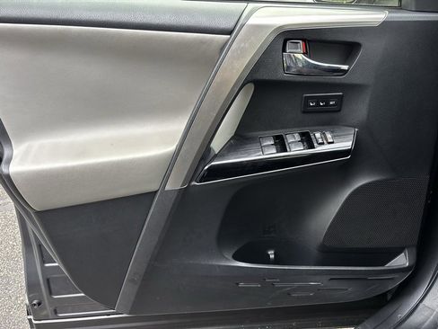 Used 2016 Toyota RAV4 Limited image 16