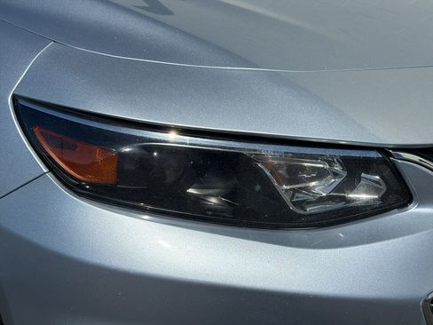 Used 2018 Chevrolet Malibu LT FWD image 3