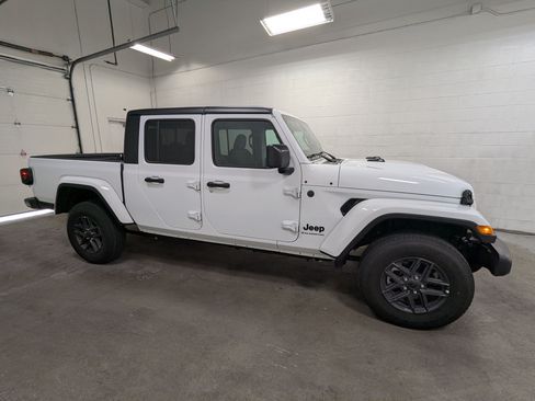 Certified 2025 Jeep Gladiator Sport AWD/4WD image 3