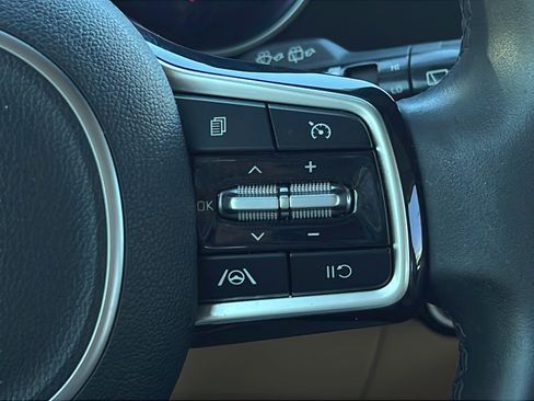 Certified 2024 Kia Carnival LX FWD image 20