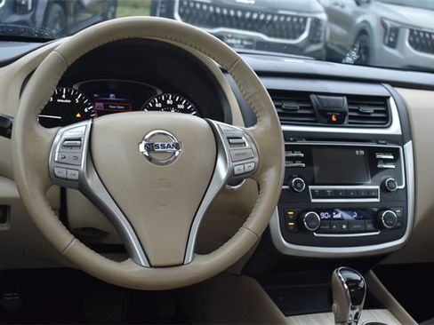 Used 2017 Nissan Altima 2.5 SL w/ Moonroof Package image 19