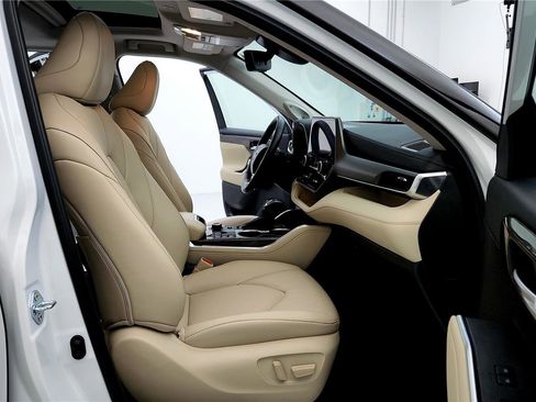 Used 2024 Toyota Highlander Limited image 17