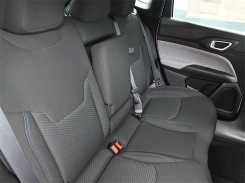 Used 2025 Jeep Compass Sport image 16