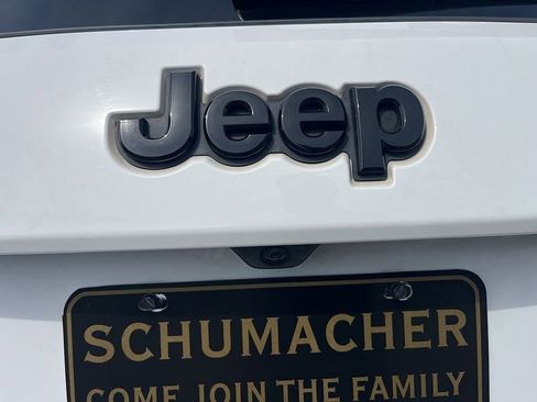 Used 2019 Jeep Grand Cherokee Altitude AWD/4WD image 18